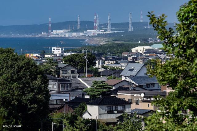 (FILES) This picture taken on August 5, 2024 shows the Kashiwazaki-Kariwa nuclear power station (back) in Kashiwazaki, in Japan's Niigata prefecture. (Photo by Yuichi YAMAZAKI / AFP)