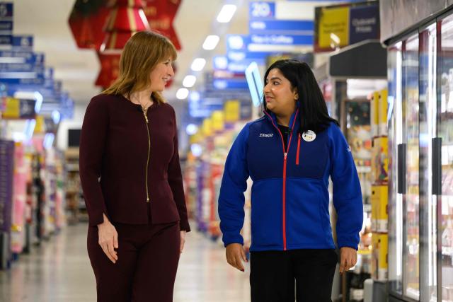 Britain's Chancellor of the Exchequer Rachel Reeves speaks with Tesco Mobile manager Ashna Mehta, during a visit to a branch of a Tesco supermarket in London on November 19, 2025, before speaking to the media following the announcement of inflation data. Britain's annual inflation rate slowed in October, official data showed Wednesday, providing some relief to the struggling Labour government one week before unveiling its latest budget. (Photo by Leon Neal / POOL / AFP)
