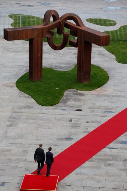 German Chancellor Friedrich Merz (L) and Sweden's Prime Minister Ulf Kristersson review a military honor guard in front of the Chancellery in Berlin on November 19, 2025. (Photo by Odd ANDERSEN / AFP)