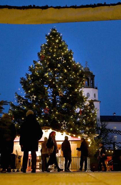 The Christmas tree at the Salzburg Christmas market (Christkindlmar) shines brightly during the first light test on November 19, 2025, at Residenzplatz in Salzburg, Austria. (Photo by BARBARA GINDL / APA / AFP) / Austria OUT
