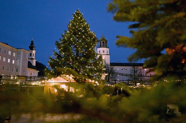 The Christmas tree at the Salzburg Christmas market (Christkindlmar) shines brightly during the first light test on November 19, 2025, at Residenzplatz in Salzburg, Austria. (Photo by BARBARA GINDL / APA / AFP) / Austria OUT