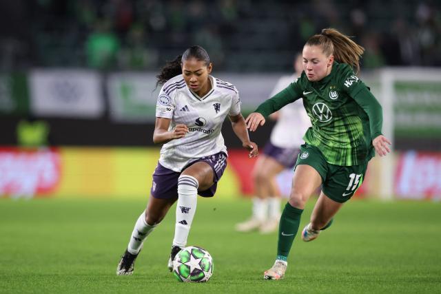 Manchester United's Canadian defender #14 Jayde Riviere (L) and VfL Wolfsburg's Dutch defender #15 Janou Levels vie for the ball during the UEFA Women's Champions League day 4 football match VfL Wolfsburg vs Manchester United in Wolfsburg, Germany, on November 19, 2025. (Photo by Ronny HARTMANN / AFP)