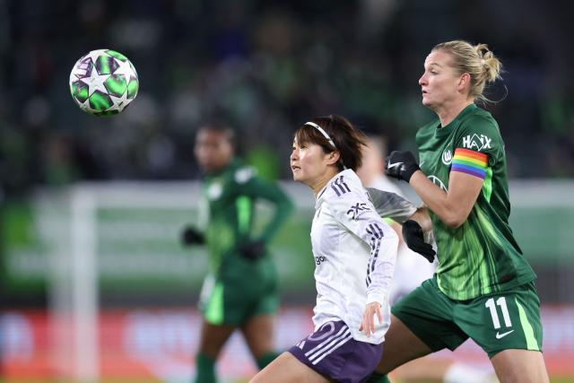 Manchester United's Japanese midfielder #20 Hinata Miyazawa (L) and VfL Wolfsburg's German forward #11 Alexandra Popp vie for the ball during the UEFA Women's Champions League day 4 football match VfL Wolfsburg vs Manchester United in Wolfsburg, Germany, on November 19, 2025. (Photo by Ronny HARTMANN / AFP)