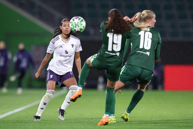 Manchester United's Canadian defender #14 Jayde Riviere (L) vies for a header against VfL Wolfsburg's French forward #19 Kessya Bussy (C) and VfL Wolfsburg's German defender #16 Camilla Kuver during the UEFA Women's Champions League day 4 football match VfL Wolfsburg vs Manchester United in Wolfsburg, Germany, on November 19, 2025. (Photo by Ronny HARTMANN / AFP)