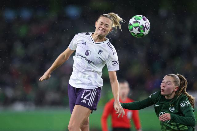 Manchester United's Swedish midfielder #12 Fridolina Rolfo vies for a header with VfL Wolfsburg's Dutch defender #15 Janou Levels during the UEFA Women's Champions League day 4 football match VfL Wolfsburg vs Manchester United in Wolfsburg, Germany, on November 19, 2025. (Photo by Ronny HARTMANN / AFP)