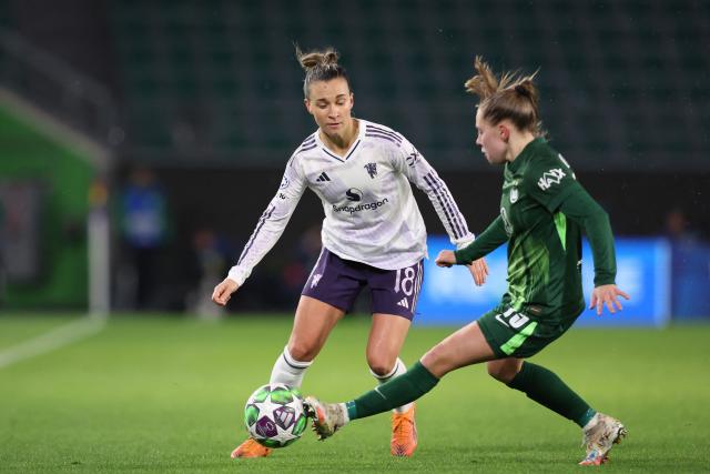Manchester United's Swedish midfielder #18 Julia Zigiotti Olme (L) and VfL Wolfsburg's Dutch defender #15 Janou Levels vie for the ball during the UEFA Women's Champions League day 4 football match VfL Wolfsburg vs Manchester United in Wolfsburg, Germany, on November 19, 2025. (Photo by Ronny HARTMANN / AFP)