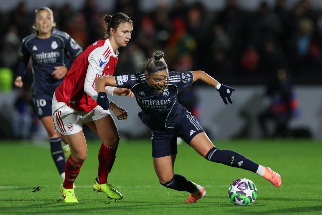 Real Madrid's Spanish forward #07 Athenea del Castillo (R) fights for the ball with Arsenal's English defender #03 Lotte Wubben-Moy (C) during the women's UEFA Champions League league phase football match between Arsenal and Real Madrid at the Mangata Developments Stadium Meadow Park, in north London, on November 19, 2025. (Photo by Adrian Dennis / AFP)
