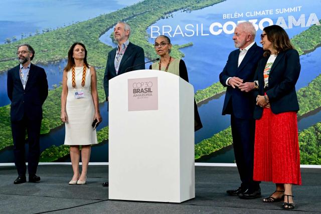 Brazil's President Luiz Inacio Lula da Silva (2nd R) looks on alongside his wife, First Lady Rosangela "Janja" da Silva (R), Environment Minister Marina Silva (C) and COP30 President Andre Correa do Lago (3rd L) during a press conference at the COP30 UN Climate Change Conference in Belem, Para state, Brazil, on November 19, 2025. Brazilian President Luiz Inacio Lula da Silva hit the corridors of COP30 in Belem on Wednesday, in a push to land a deal at the UN climate talks as nations remained divided over contentious issues. (Photo by Pablo PORCIUNCULA / AFP)