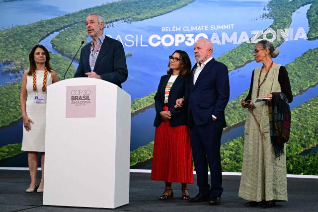 Brazil's President Luiz Inacio Lula da Silva (2nd R) looks on alongside his wife, First Lady Rosangela "Janja" da Silva (C), Environment Minister Marina Silva (R) and COP30 President Andre Correa do Lago (2nd L) during a press conference at the COP30 UN Climate Change Conference in Belem, Para state, Brazil, on November 19, 2025. Brazilian President Luiz Inacio Lula da Silva hit the corridors of COP30 in Belem on Wednesday, in a push to land a deal at the UN climate talks as nations remained divided over contentious issues. (Photo by Pablo PORCIUNCULA / AFP)