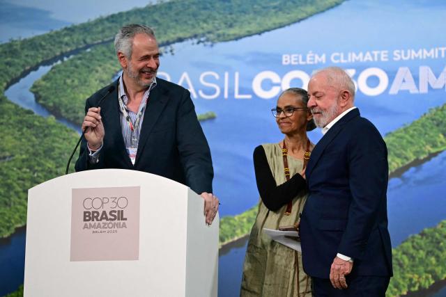 Brazil's President Luiz Inacio Lula da Silva (R) looks on alongside Environment Minister Marina Silva (C) and COP30 President Andre Correa do Lago during a press conference at the COP30 UN Climate Change Conference in Belem, Para state, Brazil, on November 19, 2025. Brazilian President Luiz Inacio Lula da Silva hit the corridors of COP30 in Belem on Wednesday, in a push to land a deal at the UN climate talks as nations remained divided over contentious issues. (Photo by Pablo PORCIUNCULA / AFP)