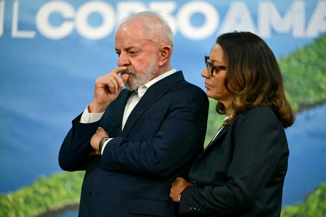 Brazil's President Luiz Inacio Lula da Silva (L) looks on alongside his wife, First Lady Rosangela "Janja" da Silva, during a press conference at the COP30 UN Climate Change Conference in Belem, Para state, Brazil, on November 19, 2025. Brazilian President Luiz Inacio Lula da Silva hit the corridors of COP30 in Belem on Wednesday, in a push to land a deal at the UN climate talks as nations remained divided over contentious issues. (Photo by Pablo PORCIUNCULA / AFP)