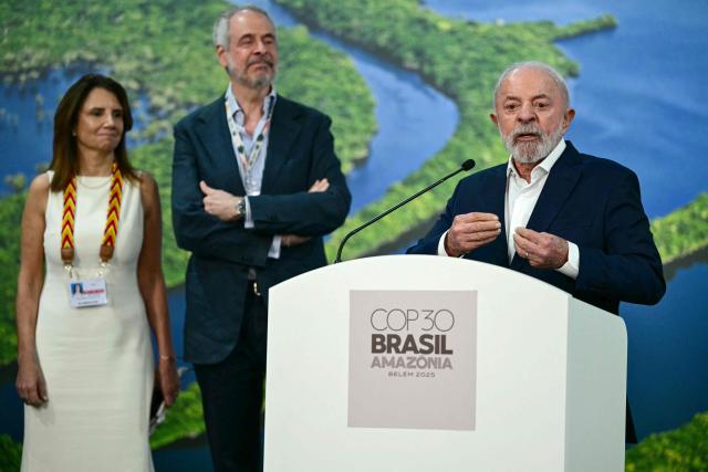 Brazil's President Luiz Inacio Lula da Silva (R) speaks alongside COP30 President Andre Correa do Lago (C) and COP30 CEO Ana Toni during a press conference at the COP30 UN Climate Change Conference in Belem, Para state, Brazil, on November 19, 2025. Brazilian President Luiz Inacio Lula da Silva hit the corridors of COP30 in Belem on Wednesday, in a push to land a deal at the UN climate talks as nations remained divided over contentious issues. (Photo by Pablo PORCIUNCULA / AFP)