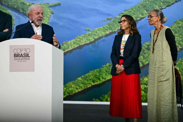 Brazil's President Luiz Inacio Lula da Silva (L) speaks alongside his wife, First Lady Rosangela "Janja" da Silva (C), and Environment Minister Marina Silva during a press conference at the COP30 UN Climate Change Conference in Belem, Para state, Brazil, on November 19, 2025. Brazilian President Luiz Inacio Lula da Silva hit the corridors of COP30 in Belem on Wednesday, in a push to land a deal at the UN climate talks as nations remained divided over contentious issues. (Photo by Pablo PORCIUNCULA / AFP)