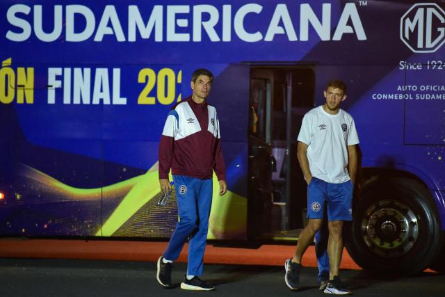 Lanus' head coach Mauricio Pellegrino (L) and midfielder Rodrigo Castillo arrive at the military base of the Silvio Pettirossi International Airport in Luque, Paraguay on November 19, 2025, ahead of the Copa Sudamericana final football match between Argentina's Lanus and Brazil's Atletico Mineiro in Asuncion on November 22. (Photo by DANIEL DUARTE / AFP)