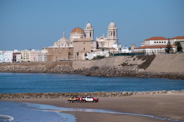 Members of the Spanish Red Cross take part in the Respuesta25 tsunami drill in Cadiz, on November 20, 2025. Around 20,000 persons took part in the 'Respuesta25' simulation, aimed at assessing institutional coordination, evacuation times and the effectiveness of warning systems before a tidal wave. (Photo by Jorge GUERRERO / AFP)