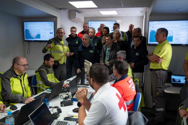 Andalusian regional minister of Health, Presidency, and Emergencies Antonio Sanz (CL) is seen during the Respuesta25 tsunami drill in Cadiz, on November 20, 2025. Around 20,000 persons took part in the 'Respuesta25' simulation, aimed at assessing institutional coordination, evacuation times and the effectiveness of warning systems before a tidal wave. (Photo by Jorge GUERRERO / AFP)