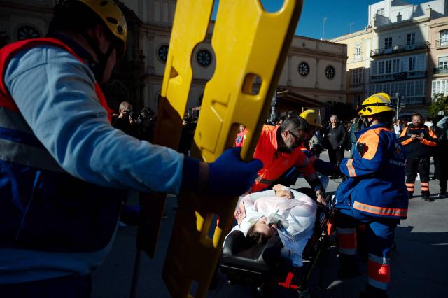 Members of the emergency services take part in the Respuesta25 tsunami drill in Cadiz, on November 20, 2025. Around 20,000 persons took part in the 'Respuesta25' simulation, aimed at assessing institutional coordination, evacuation times and the effectiveness of warning systems before a tidal wave. (Photo by Jorge GUERRERO / AFP)