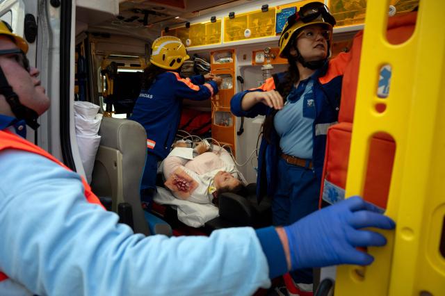 Members of the emergency services take part in the Respuesta25 tsunami drill in Cadiz, on November 20, 2025. Around 20,000 persons took part in the 'Respuesta25' simulation, aimed at assessing institutional coordination, evacuation times and the effectiveness of warning systems before a tidal wave. (Photo by Jorge GUERRERO / AFP)
