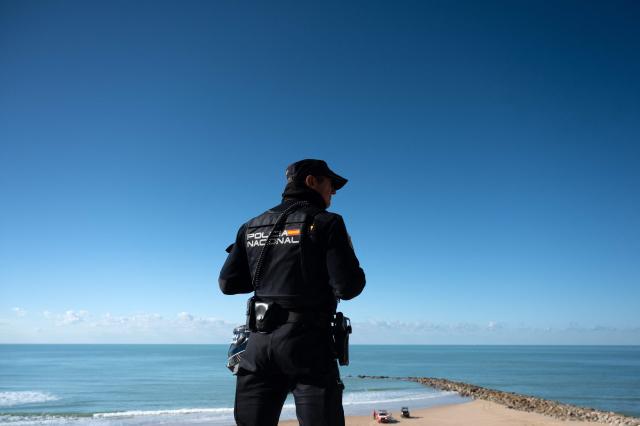 A National police officer takes part in the Respuesta25 tsunami drill in Cadiz, on November 20, 2025. Around 20,000 persons took part in the 'Respuesta25' simulation, aimed at assessing institutional coordination, evacuation times and the effectiveness of warning systems before a tidal wave. (Photo by Jorge GUERRERO / AFP)