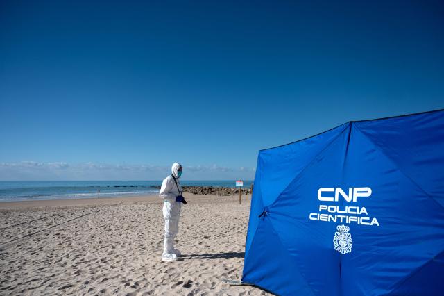 A forensic police officer takes part in the Respuesta25 tsunami drill in Cadiz, on November 20, 2025. Around 20,000 persons took part in the 'Respuesta25' simulation, aimed at assessing institutional coordination, evacuation times and the effectiveness of warning systems before a tidal wave. (Photo by Jorge GUERRERO / AFP)