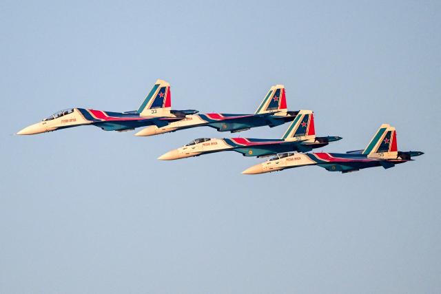 Russian Air Force aerobatic team the 'Russian Knights' in Sukhoi Su-30SM aircraft perform aerial maneuvers at Al-Maktoum International Airport during the Dubai Airshow 2025 in Dubai on November 20, 2025. (Photo by Giuseppe CACACE / AFP)