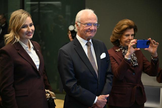 King Carl XVI Gustaf and Queen Silvia of Sweden (R) during a visit to Mila Quebec AI Institute in Montreal, Canada, on November 20, 2025. The Swedish royal family arrived in Canada on November 18, to begin a three-day state visit. (Photo by ANDREJ IVANOV / AFP)