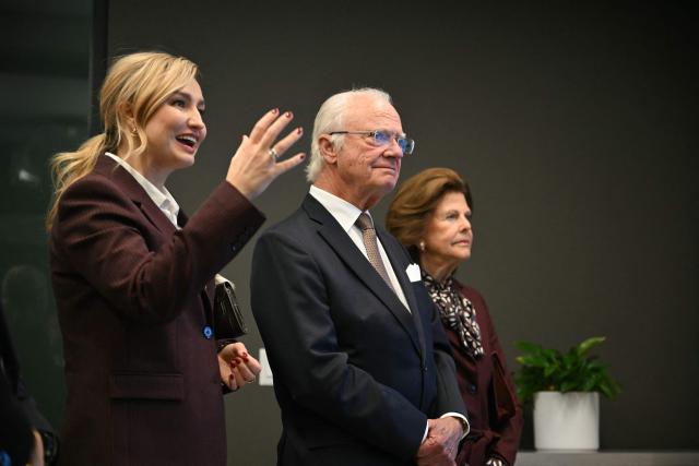 King Carl XVI Gustaf and Queen Silvia of Sweden (R) during a visit to Mila Quebec AI Institute in Montreal, Canada, on November 20, 2025. The Swedish royal family arrived in Canada on November 18, to begin a three-day state visit. (Photo by ANDREJ IVANOV / AFP)