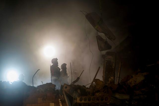 TOPSHOT - Ukrainian rescuers work at the site of a heavily damaged residential building following an air attack in Ternopil on November 20, 2025, amid the Russian invasion of Ukraine. Ukrainian president said on November 20, 2025 that 22 people were still missing in the western city of Ternopil, a day after a Russian strike there killed at least 26 people, including three children. (Photo by Vladyslav Musiienko / AFP)