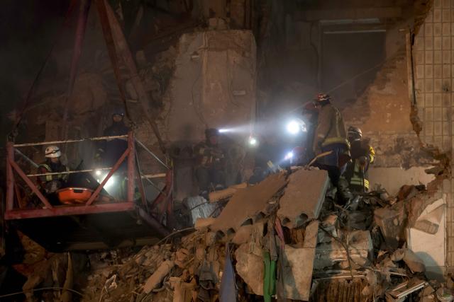 Ukrainian rescuers work at the site of a heavily damaged residential building following an air attack in Ternopil on November 20, 2025, amid the Russian invasion of Ukraine. Ukrainian president said on November 20, 2025 that 22 people were still missing in the western city of Ternopil, a day after a Russian strike there killed at least 26 people, including three children. (Photo by Vladyslav Musiienko / AFP)