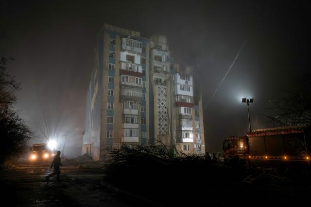 TOPSHOT - Ukrainian rescuers work at the site of a heavily damaged residential building following an air attack in Ternopil on November 20, 2025, amid the Russian invasion of Ukraine. Ukrainian president said on November 20, 2025 that 22 people were still missing in the western city of Ternopil, a day after a Russian strike there killed at least 26 people, including three children. (Photo by Vladyslav Musiienko / AFP)
