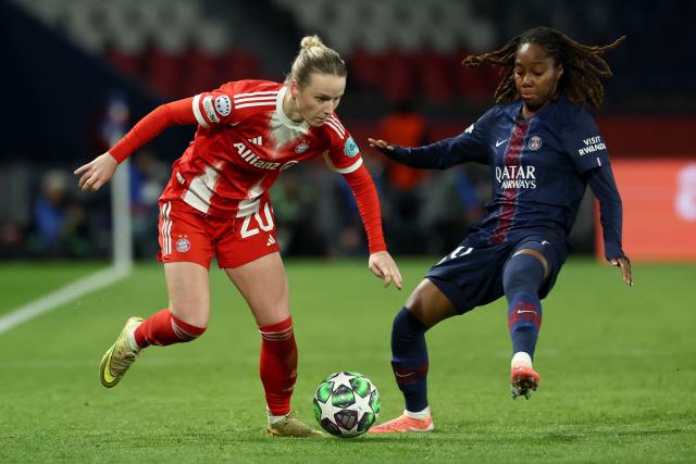Bayern Munich's German defender #20 Franziska Kett (L) and PSG's French defender #20 Tara Elimbi Gilbert (R) fight for the ball during the UEFA Women's Champions League first round day 4 football match between Paris Saint-Germain (FRA) and Bayern Munich (GER) at the Parc des Princes stadium in Paris on November 20, 2025. (Photo by FRANCK FIFE / AFP)