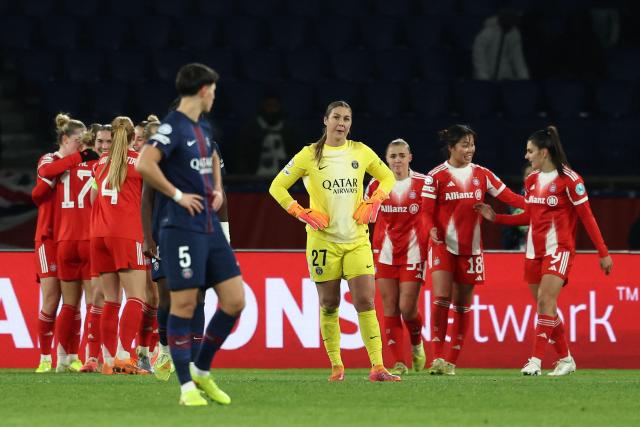 PSG's English goalkeeper #27 Mary Earps (C) reacts after conceding Bayern's third goal during the UEFA Women's Champions League first round day 4 football match between Paris Saint-Germain (FRA) and Bayern Munich (GER) at the Parc des Princes stadium in Paris on November 20, 2025. (Photo by FRANCK FIFE / AFP)