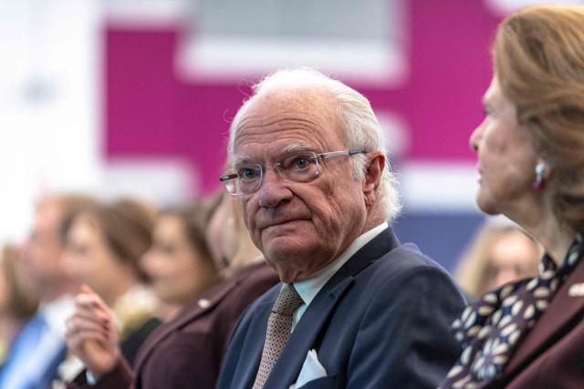 King Carl XVI Gustaf and Queen Silvia of Sweden visit the Mila Quebec AI Institute in Montreal, Canada, on November 20, 2025. The Swedish royal family arrived in Canada on November 18 to begin a three-day state visit. (Photo by ANDREJ IVANOV / AFP)