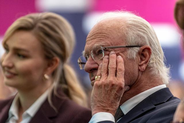 King Carl XVI Gustaf (R) visits the Mila Quebec AI Institute in Montreal, Canada, on November 20, 2025. The Swedish royal family arrived in Canada on November 18 to begin a three-day state visit. (Photo by ANDREJ IVANOV / AFP)
