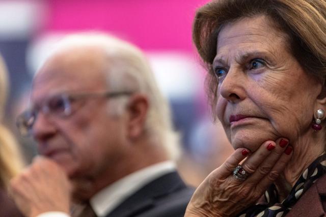 King Carl XVI Gustaf (L) and Queen Silvia of Sweden visit the Mila Quebec AI Institute in Montreal, Canada, on November 20, 2025. The Swedish royal family arrived in Canada on November 18 to begin a three-day state visit. (Photo by ANDREJ IVANOV / AFP)