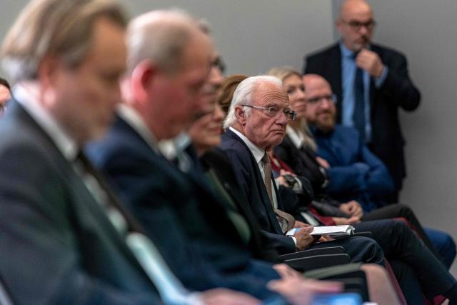 King Carl XVI Gustaf visits the Mila Quebec AI Institute in Montreal, Canada, on November 20, 2025. The Swedish royal family arrived in Canada on November 18 to begin a three-day state visit. (Photo by ANDREJ IVANOV / AFP)