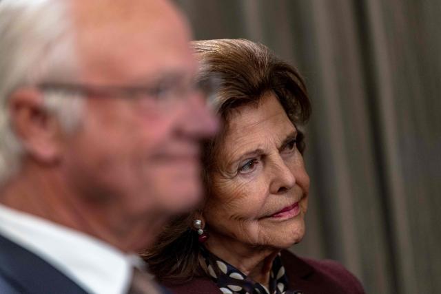 King Carl XVI Gustaf (L) and Queen Silvia of Sweden are seen during a press conference at the Montreal Airport in Montreal, Canada, on November 20, 2025. The Swedish royal family arrived in Canada on November 18 to begin a three-day state visit. (Photo by ANDREJ IVANOV / AFP)