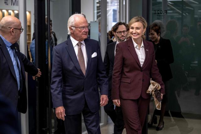 King Carl XVI Gustaf (L) and Deputy Prime Minister of Sweden Ebba Busch (R) visit the Mila Quebec AI Institute in Montreal, Canada, on November 20, 2025. The Swedish royal family arrived in Canada on November 18 to begin a three-day state visit. (Photo by ANDREJ IVANOV / AFP)