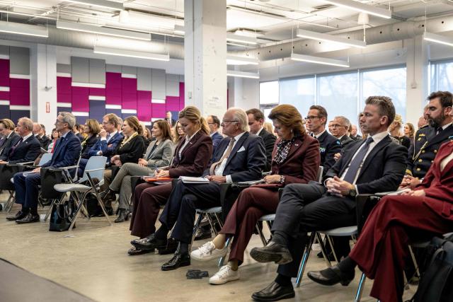 King Carl XVI Gustaf (C) and Queen Silvia (2R) of Sweden and Deputy Prime Minister of Sweden Ebba Busch (4R) visit the Mila Quebec AI Institute in Montreal, Canada, on November 20, 2025. The Swedish royal family arrived in Canada on November 18 to begin a three-day state visit. (Photo by ANDREJ IVANOV / AFP)