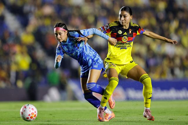 Tigres' forward #12 Diana Ordonez (L) and America's midfielder #18 Nancy Antonio fight for the ball during the Liga MX Femenil Apertura final first leg football match between America and Tigres at Ciudad de los Deportes Stadium in Mexico City on November 20, 2025. (Photo by Rodrigo Oropeza / AFP)
