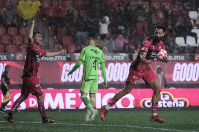 Tijuana's Spanish forward #21 Mourad El Ghezouani (R) celebrates after scoring the equalising goal during the play-in of Liga MX Apertura football match between Tijuana and Juarez at Caliente Stadium in Tijuana, Mexico on November 20, 2025. (Photo by Guillermo Arias / AFP)