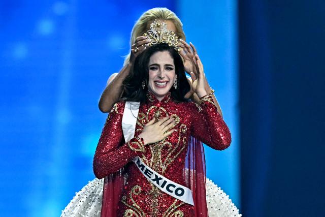 TOPSHOT - Miss Mexico Fatima Bosch (C) is crowned as she celebrates winning the 2025 Miss Universe pageant in Nonthaburi, north of Bangkok, on November 21, 2025. (Photo by Lillian SUWANRUMPHA / AFP)