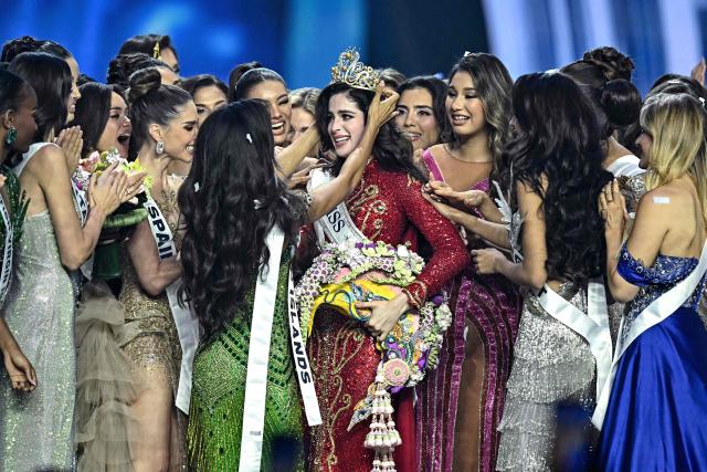 TOPSHOT - Miss Mexico Fatima Bosch (C) is surrounded by contestants as she celebrates winning the 2025 Miss Universe pageant in Nonthaburi, north of Bangkok, on November 21, 2025. (Photo by Lillian SUWANRUMPHA / AFP)