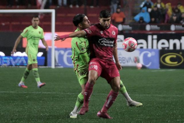 Juarez's midfielder #17 Rodolfo Pizarro and Tijuana's midfielder #10 Kevin Castaneda fight for the ball during the play-in of Liga MX Apertura football match between Tijuana and Juarez at Caliente Stadium in Tijuana, Mexico on November 20, 2025. (Photo by Guillermo Arias / AFP)