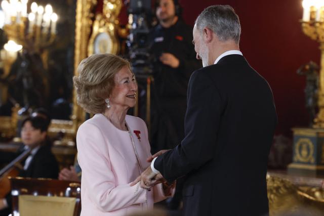 Spain's King Felipe VI greets his mother former Queen Sofia of Spain after awarding her Spain's most prestigious awards, the Order of the Golden Fleece (Toison de Oro), during the 50th anniversary of the restoration of the monarchy at the Royal Palace in Madrid on November 21, 2025. Spain's leftist government on November 19, 2025 announced 480 new events to be held before the end of the year to mark the 50th anniversary of the death of right-wing dictator Francisco Franco and the restoration of democracy. Franco died on November 20, 1975, aged 82, after ruling Spain with an iron fist for nearly four decades. (Photo by J. J. GUILLEN / POOL / AFP)