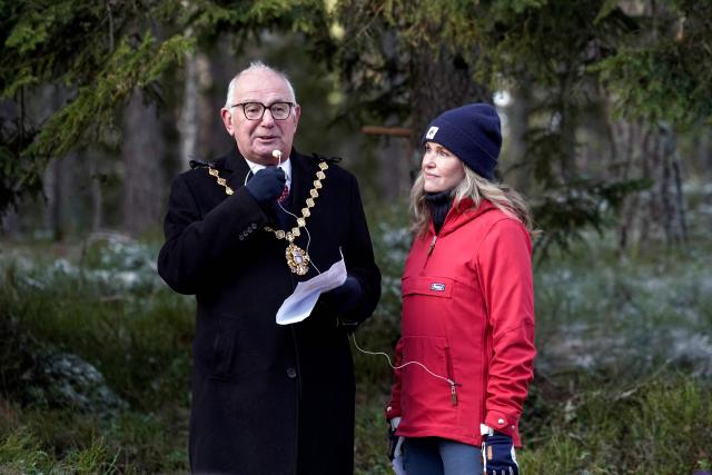 Oslo Mayor Anne Lindboe and Lord Mayor of Westminster Paul Dimoldenberg address guests during the felling of a Norwegian spruce tree (Picea abies) in a forest near Ullevalsseter sports club, Oslo, on November 21, 2025, before it will be sent to London to be set up as Christmas tree at Trafalgar Square. Oslo has gifted a Christmas tree to London as a symbolic thank-you for the support Britain gave Norway during World War II since 1947. The gift has come to represent the friendship between the two cities. (Photo by Jonas Fæste Laksekjøn / NTB / AFP) / Norway OUT