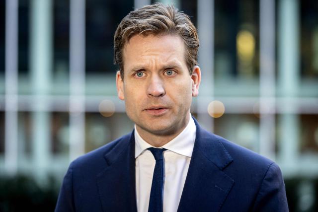 Dutch outgoing Minister of Economic Affairs Vincent Karremans arrives at the Ministry of General Affairs before the Cabinet meeting in The Hague on November 21, 2025. (Photo by Koen van Weel / ANP / AFP) / Netherlands OUT