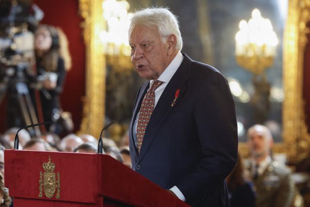 Spain's former Socialist Prime Minister Felipe Gonzalez talks after receiving Spain's most prestigious awards, the Order of the Golden Fleece (Toison de Oro), during the 50th anniversary of the restoration of the monarchy at the Royal Palace in Madrid on November 21, 2025. Spain's leftist government on November 19, 2025 announced 480 new events to be held before the end of the year to mark the 50th anniversary of the death of right-wing dictator Francisco Franco and the restoration of democracy. Franco died on November 20, 1975, aged 82, after ruling Spain with an iron fist for nearly four decades. (Photo by J. J. GUILLEN / POOL / AFP)