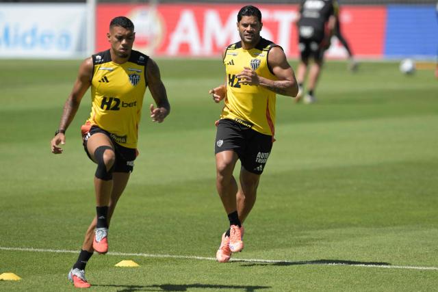 Atletico Mineiro's forward #07 Hulk (R) and Atletico Mineiro's defender #16 Ruan warm-up during a training session at La Huerta stadium in Asuncion, on November 21, 2025 ahead of the Copa Sudamericana final football match between Argentina's Lanus and Brazil's Atletico Mineiro. (Photo by JUAN MABROMATA / AFP)