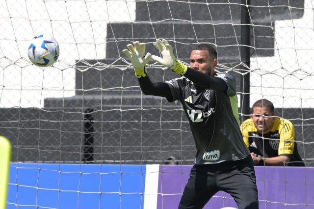 Atletico Mineiro's goalkeeper #22 Everson eyes the ball during a training session at La Huerta stadium in Asuncion, on November 21, 2025 ahead of the Copa Sudamericana final football match between Argentina's Lanus and Brazil's Atletico Mineiro. (Photo by JUAN MABROMATA / AFP)